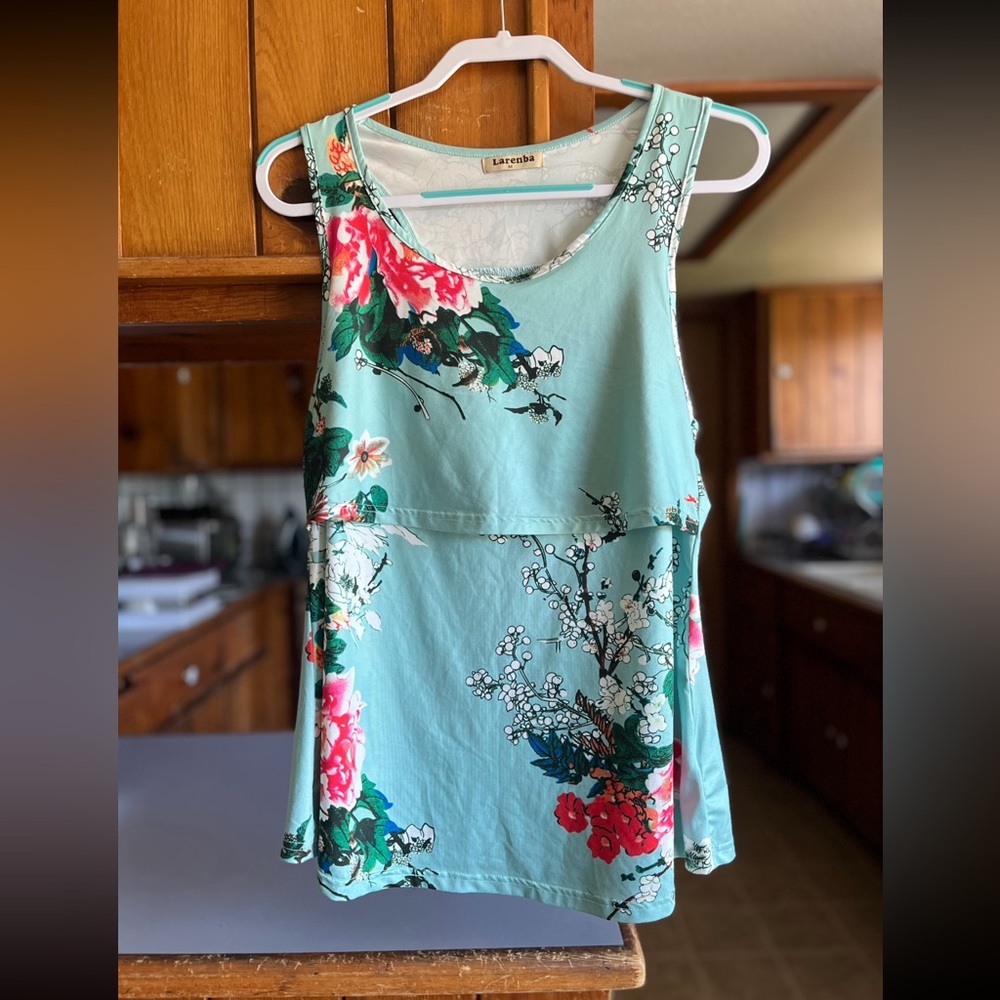 Larenba nursing tank. EUC. Size M